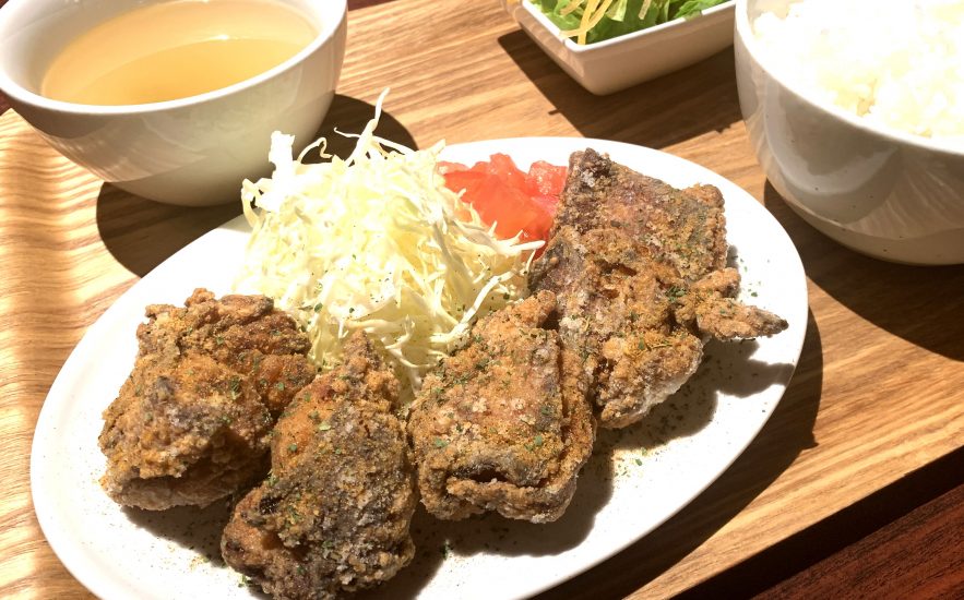 【今週の週替わりランチ】鶏もも肉の竜田揚げ ～ケイジャンスパイス仕立て～（950円）