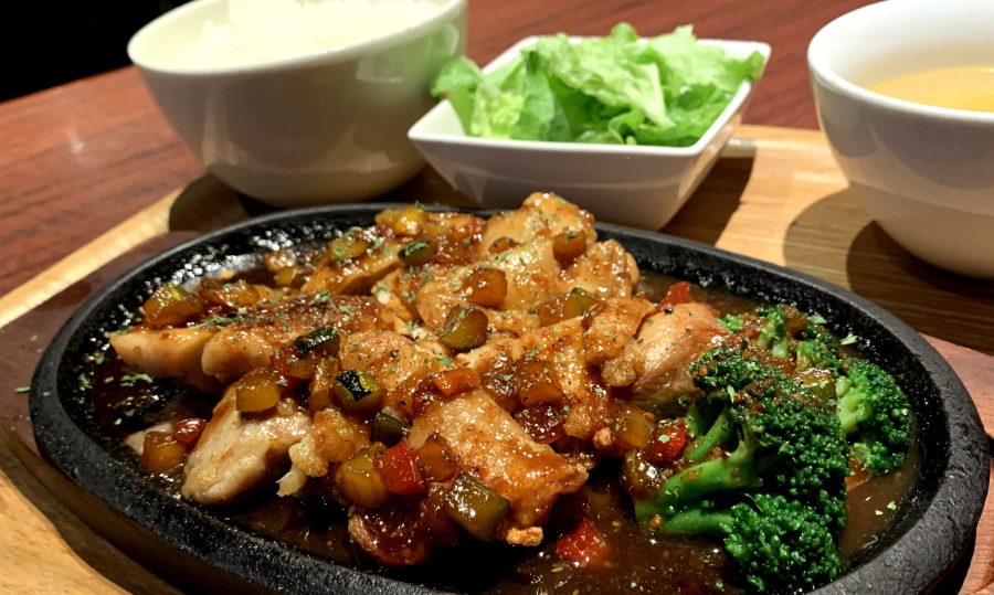 【今週の週替わりランチ：鶏もも肉のソテー ～香味野菜とニンニクのソースで～（950円）】