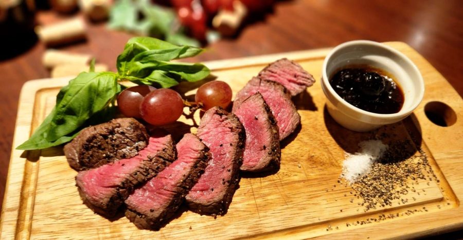 【10月の限定仕入れ】葡萄牛のランプステーキ ～フレッシュぶどうの赤ワインソース～